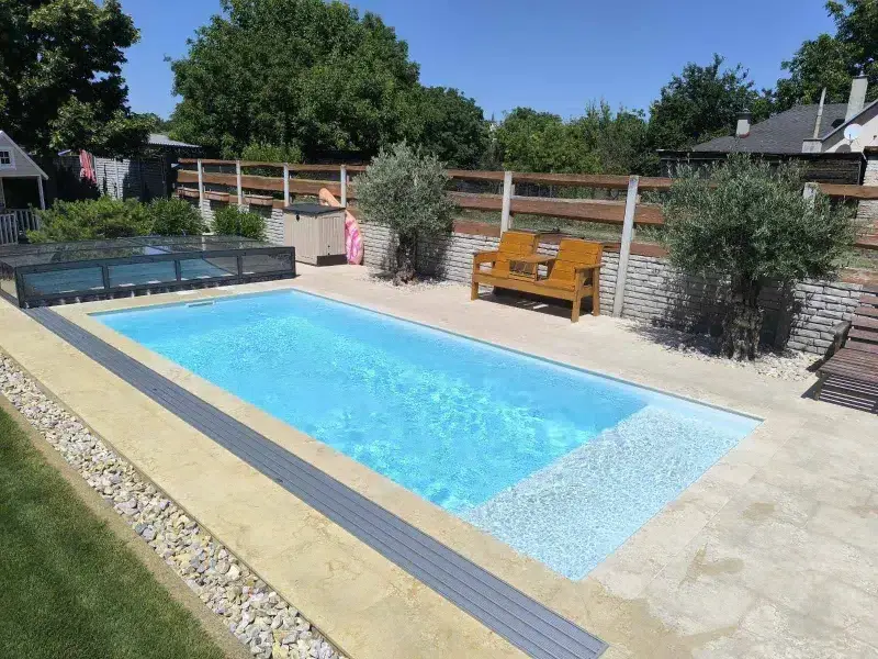 Bazén RELAX biely s travertínovým lemom | Realizácia Bernolákovo | Plastové bazény | Plastové bazény na mieru do zeme