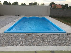 Bazén modern s betónovými pásmi pre zastrešenie - Stavba zastrešenia